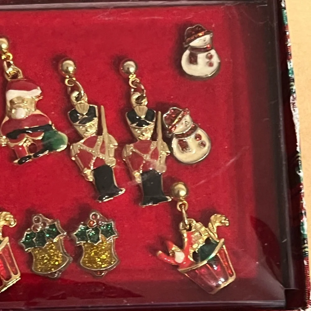 Vintage Gold Tone & Enamel Christmas Holiday Earrings 5 Pair‎ Original Box Retro